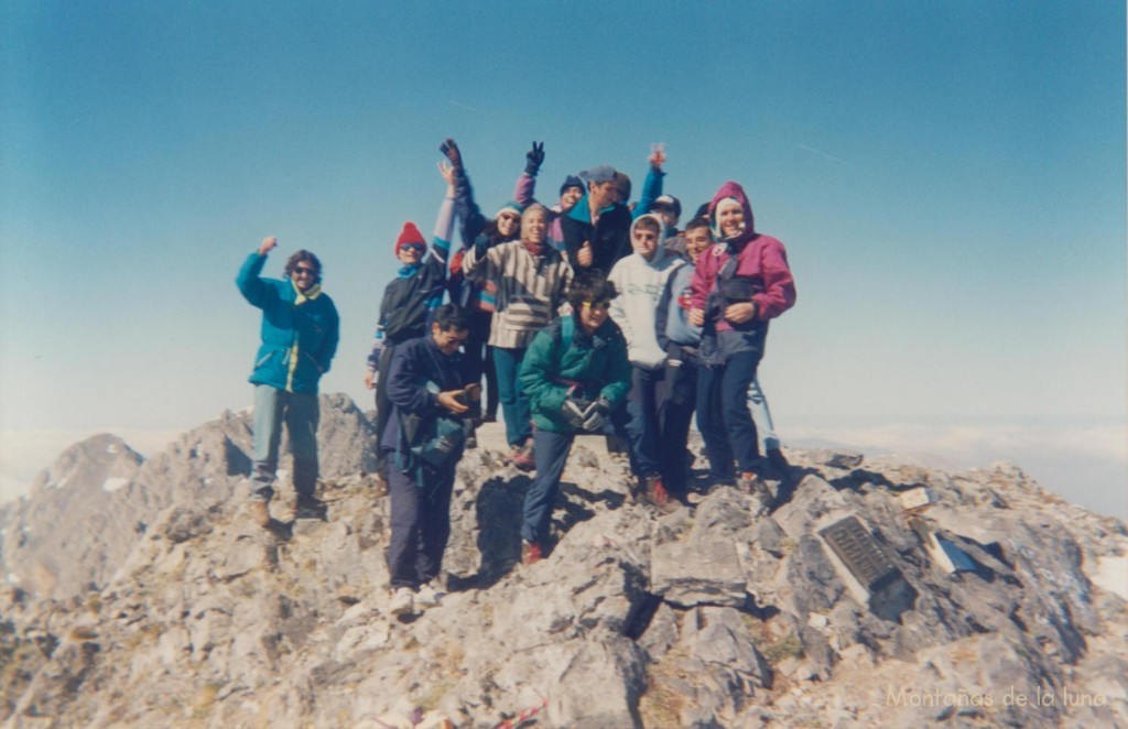 Cumbre del Peña Ubiña, 2.417 mts., delante agachado Joaquín Terrés. Entre otros: El CHapi a la izquierda, Edu Rodes a la derecha